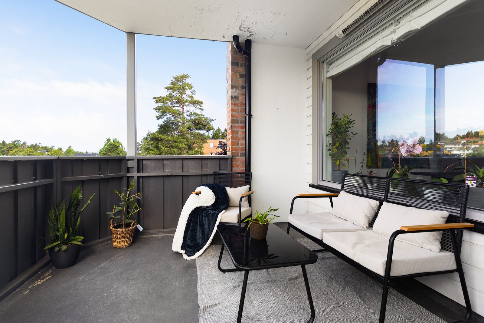 Stor balkong med meget gode solforhold. Galleribilde