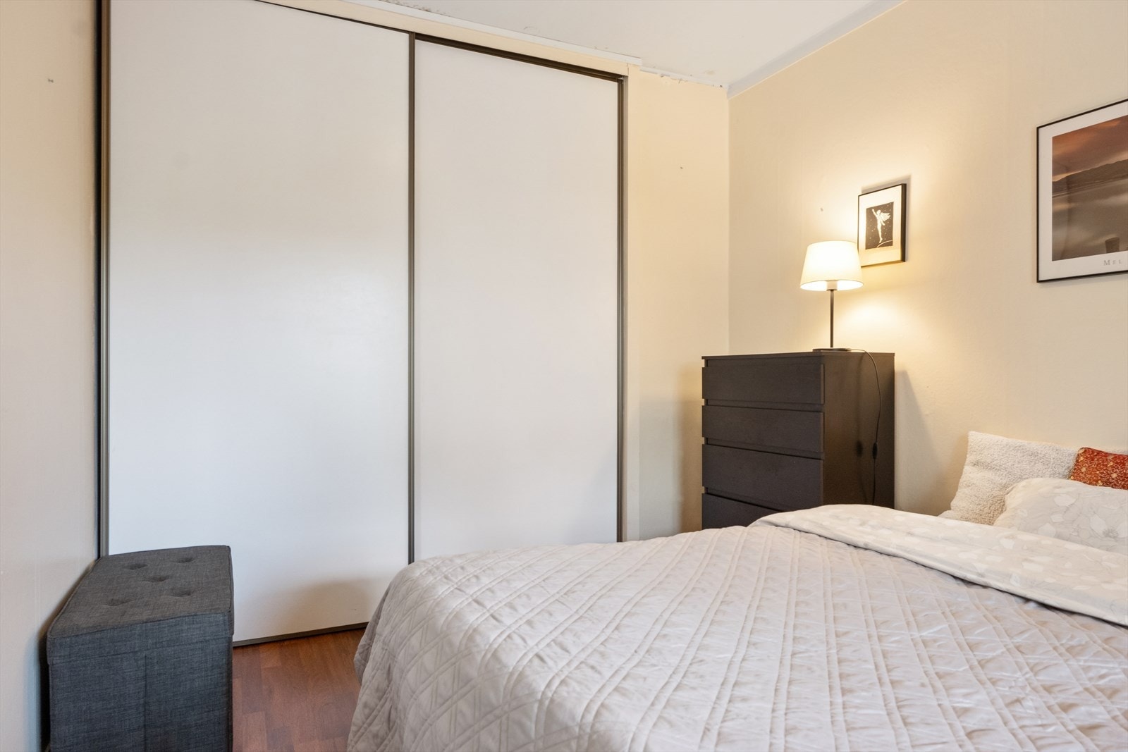 Romslig soverom med skyvedørsgarderobe. Galleribilde