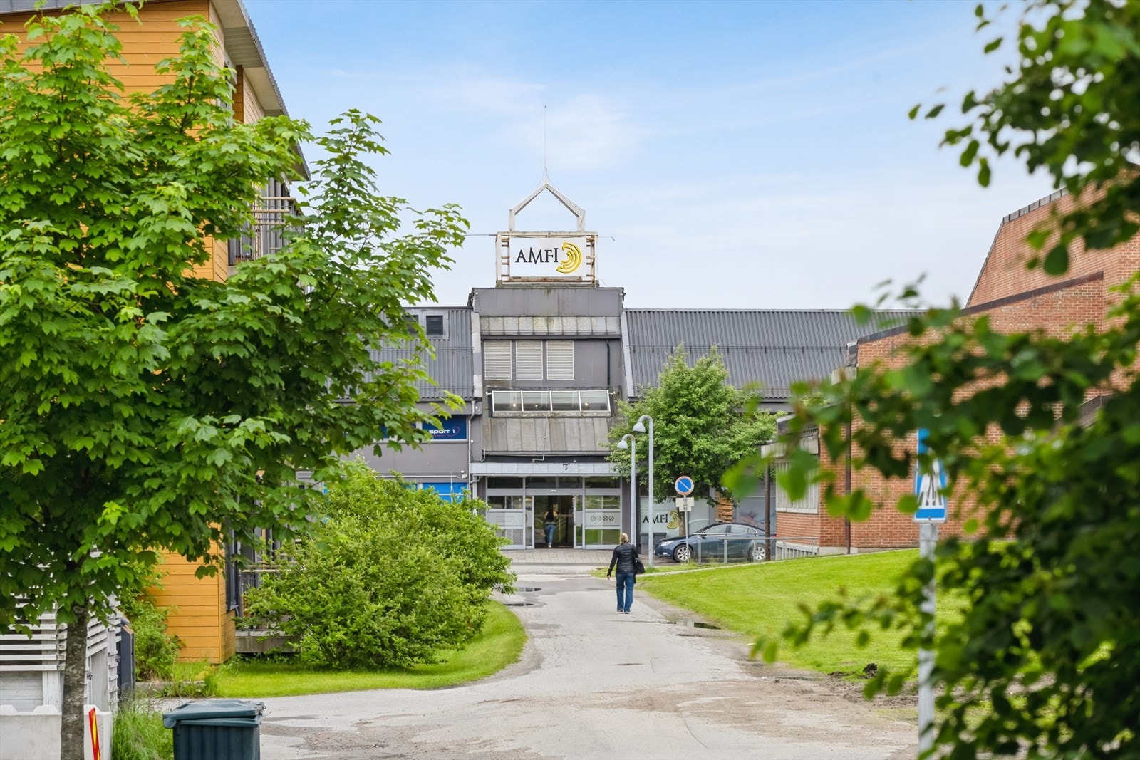 5 min gang til kjøpesenter med apotek og matbutikk. Galleribilde