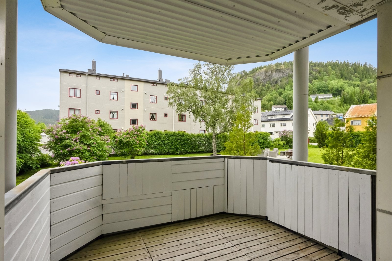 Overbygd balkong med utsikt over nærområde og Klompen. Galleribilde