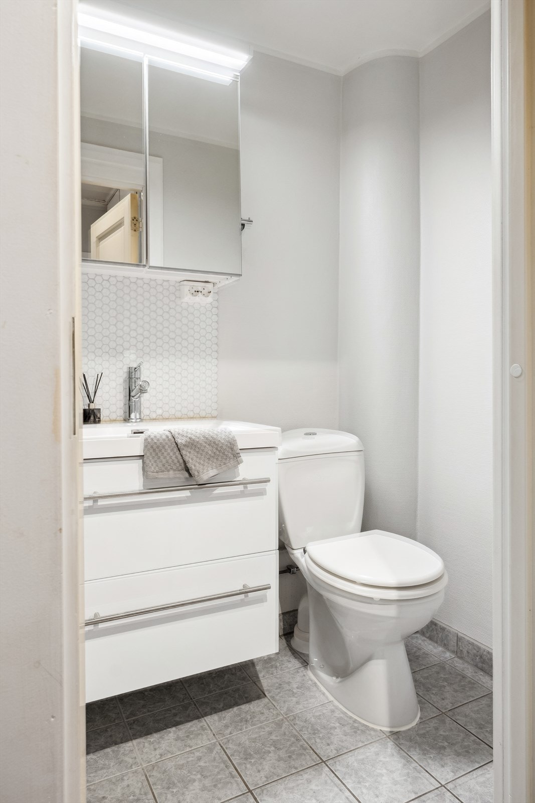 Bad med dusjkabinett. Galleribilde