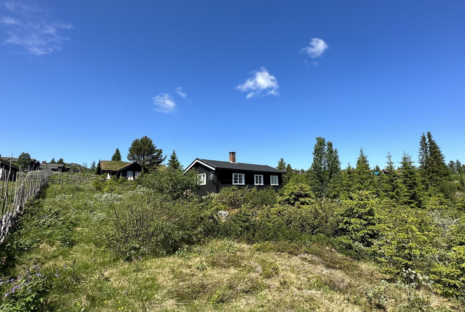 Eiendommen ligger ca. 990 moh. i et eldre stølsområde på østsiden av Storefjell. Fra hytta er det nydelig utsikt! Galleribilde