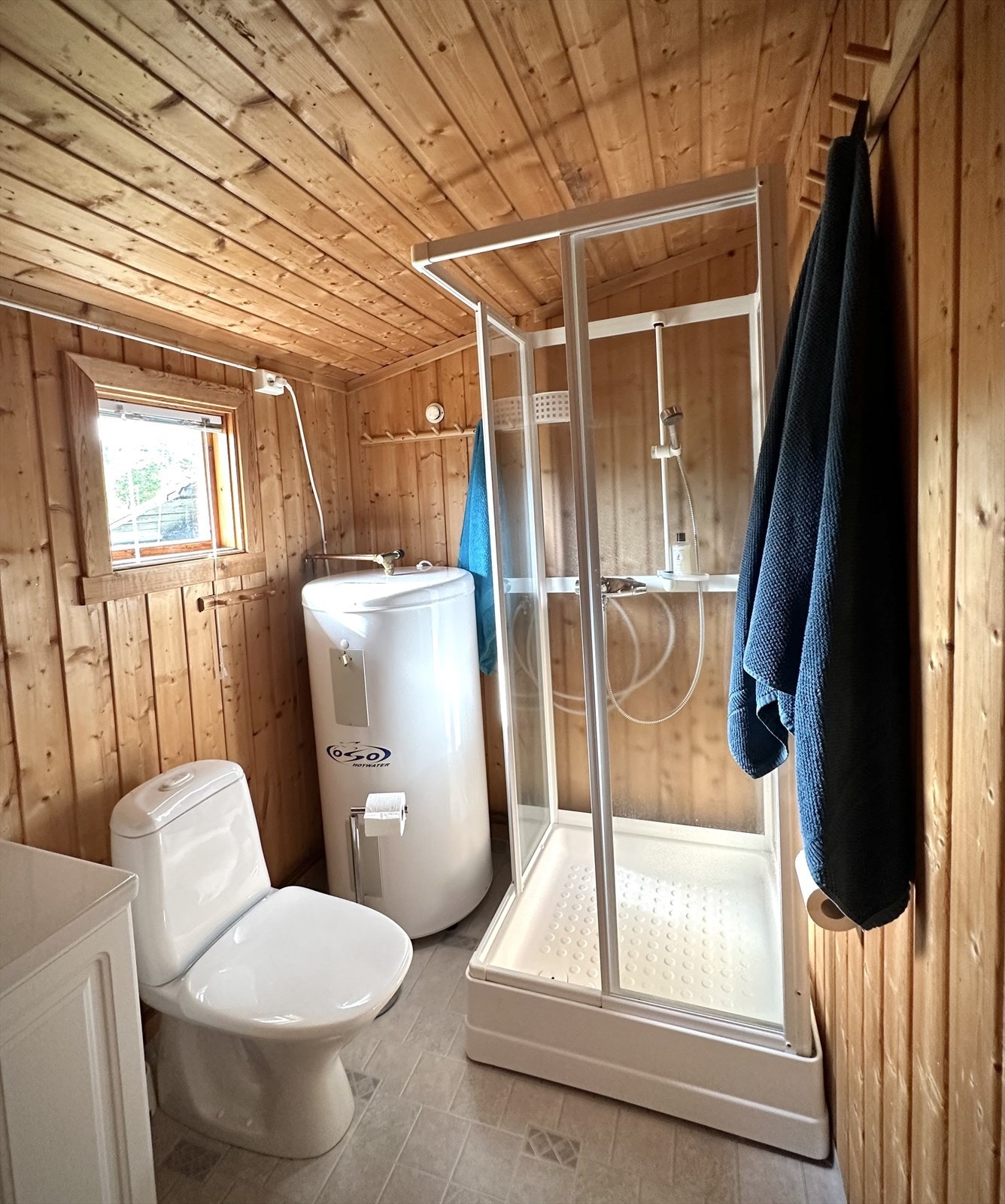 Badet har belegg på gulv, panel på vegger og i himling. Badet er utstyrt med innredning med servant, toalett og dusjkabinett. Galleribilde