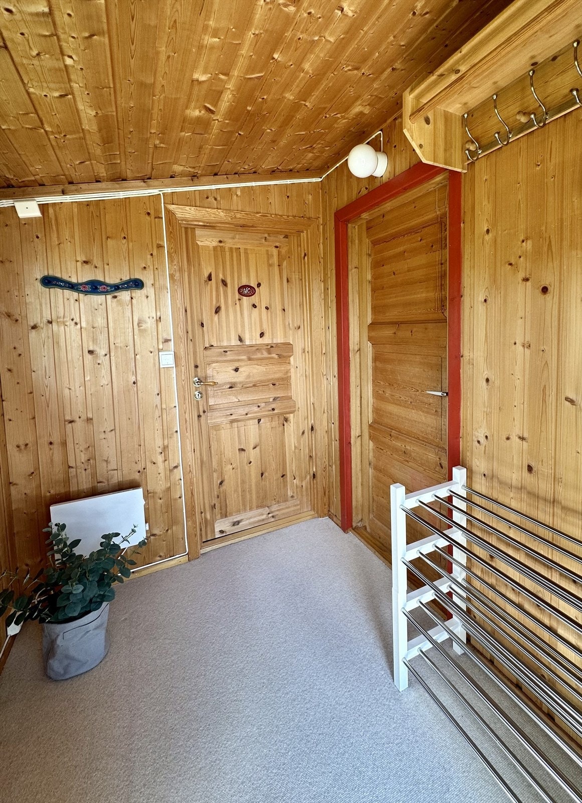 Velkommen inn! Romslig entré/gang med plass til garderobeløsning. Ullteppe på gulv. Galleribilde