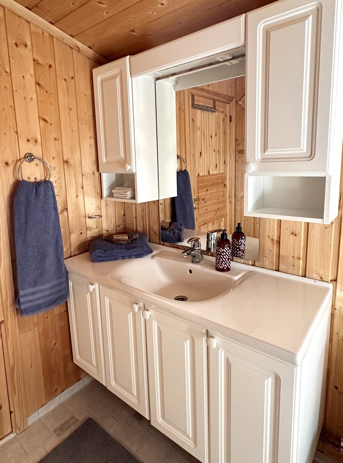 Baderomsinnredning med god plass til oppbevaring. Galleribilde