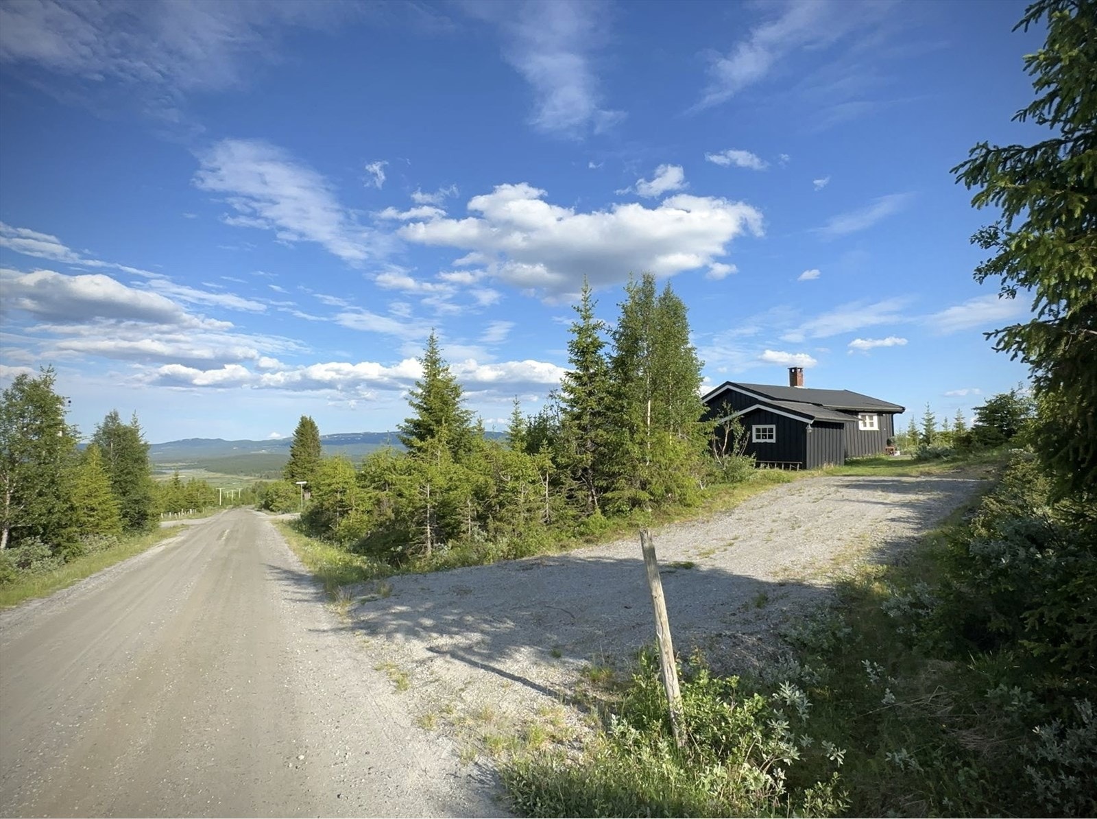 Det er opparbeidet grusvei inn til hytta med god plass til parkering. Galleribilde