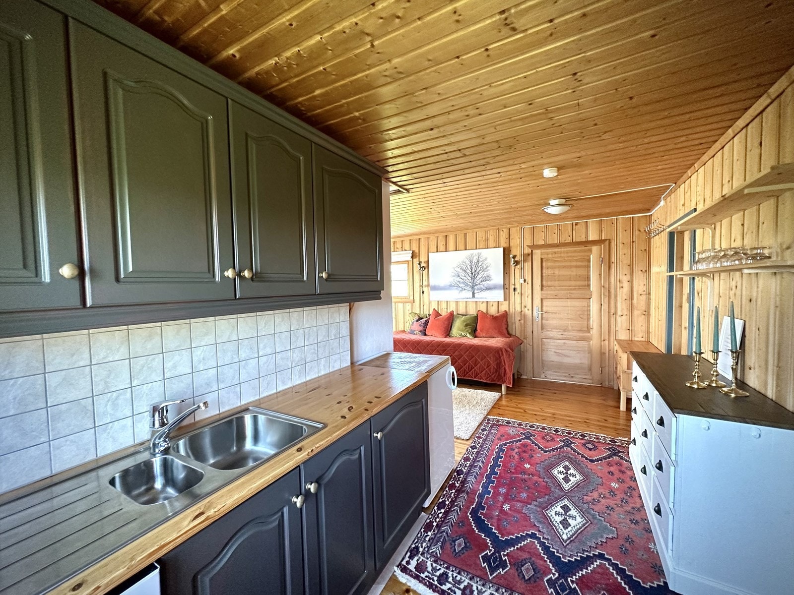 Kjøkkenet er utstyrt med oppvaskmaskin, kjøleskap, oppvaskkum og komfyr. Hvitevarer medfølger. Galleribilde