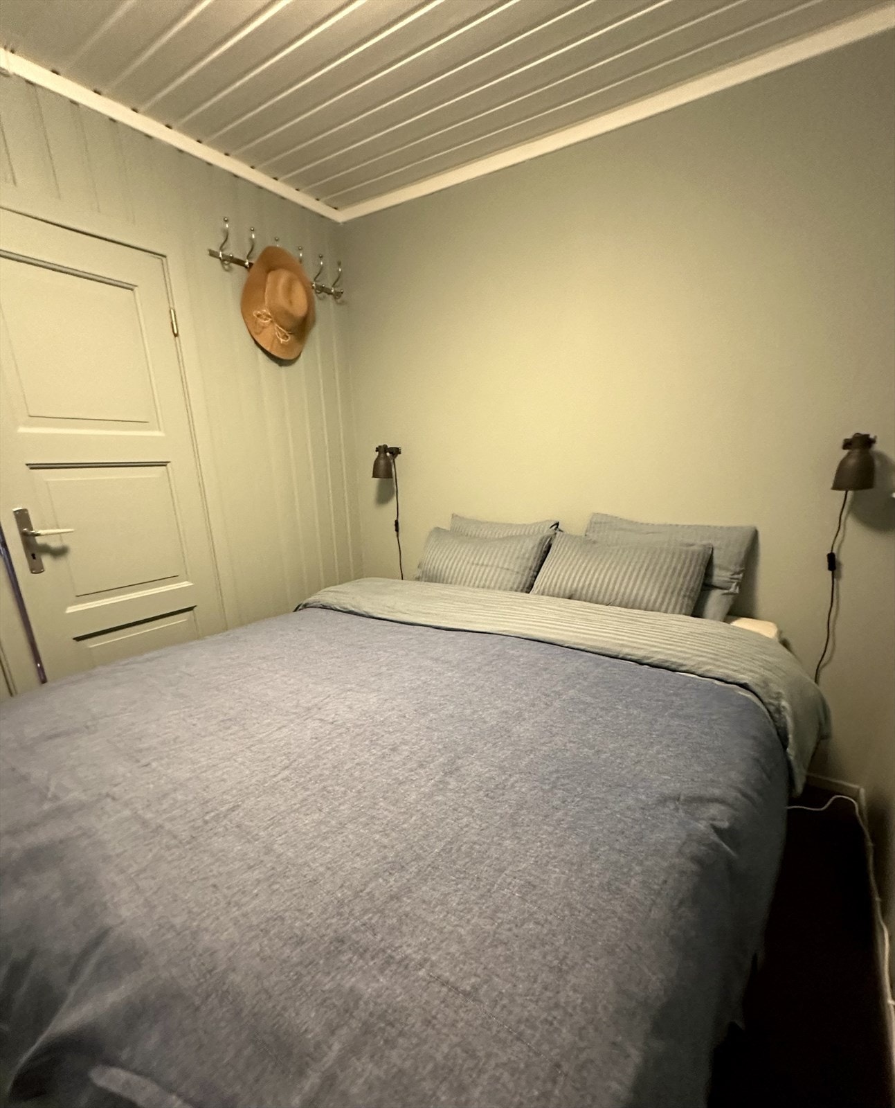 Hytta har 2 soverom som ble pusset opp i 2018. Det ble blant annet lagt ullteppe på gulv og vinduene ble bytta. Galleribilde