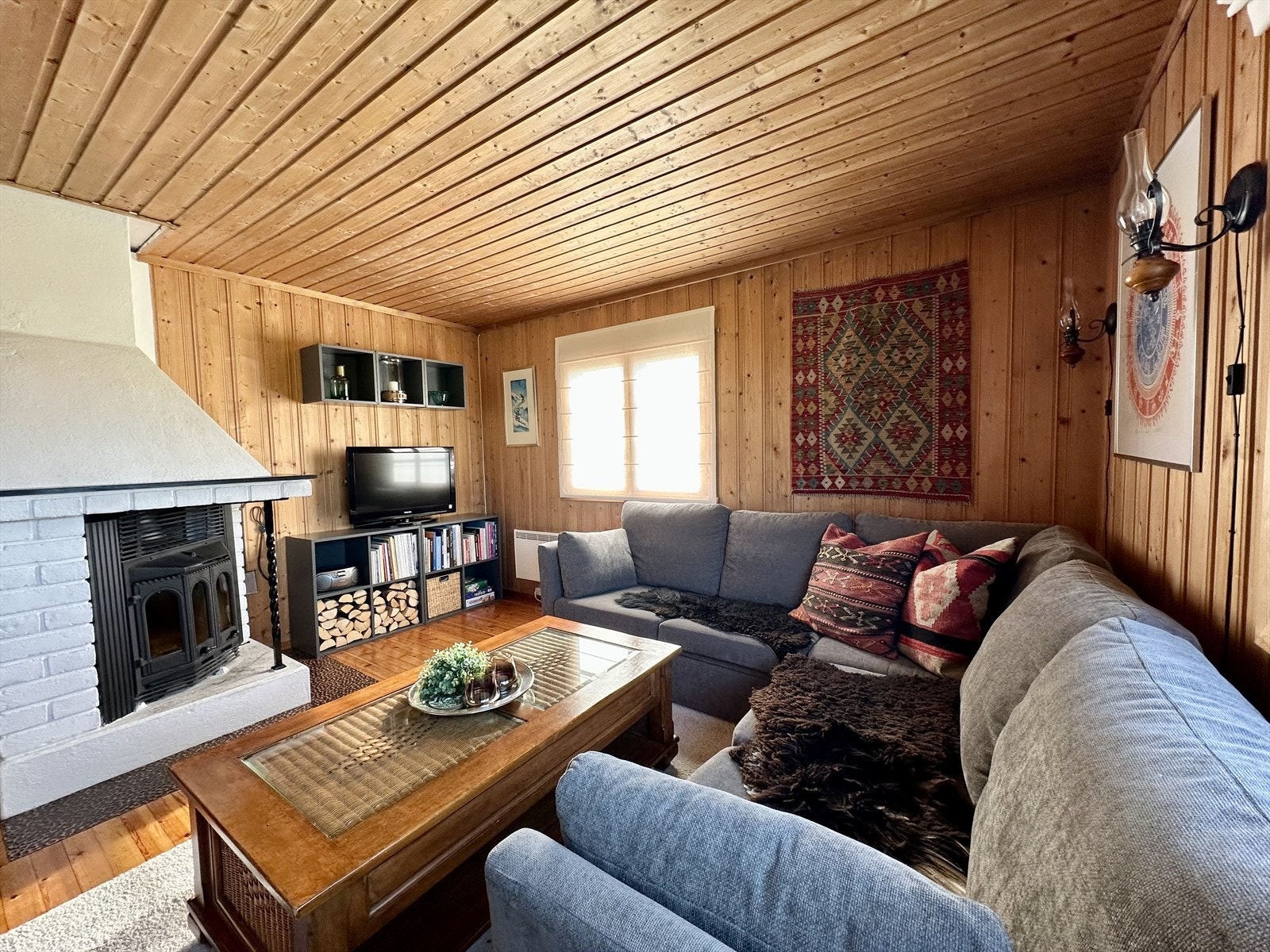 Lun og hyggelig sofakrok. Hjørnesofa, salongbord og TV følger blant annet med i kjøpet. Galleribilde