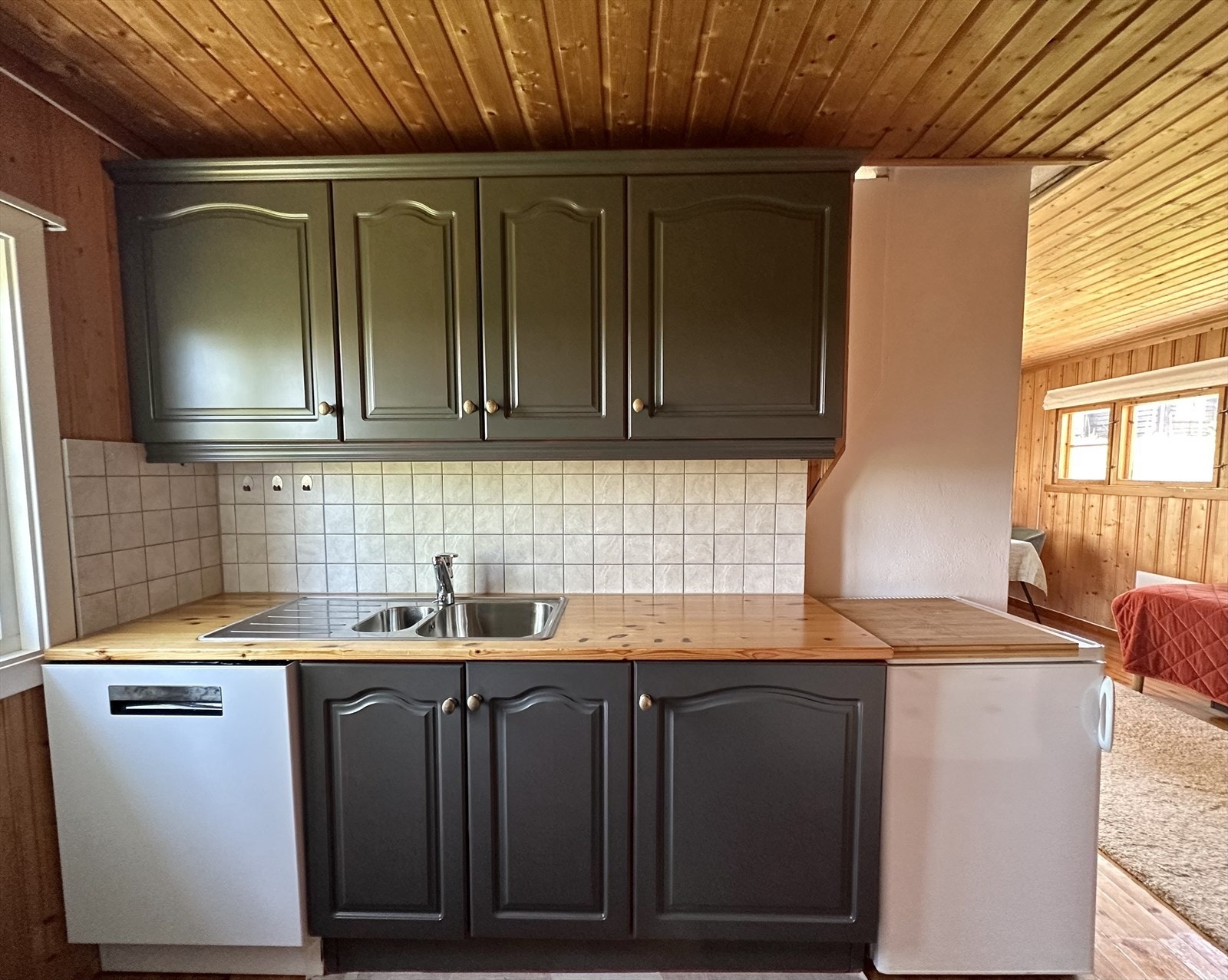 Kjøkkenet er malt i moderne og lune farger. Galleribilde