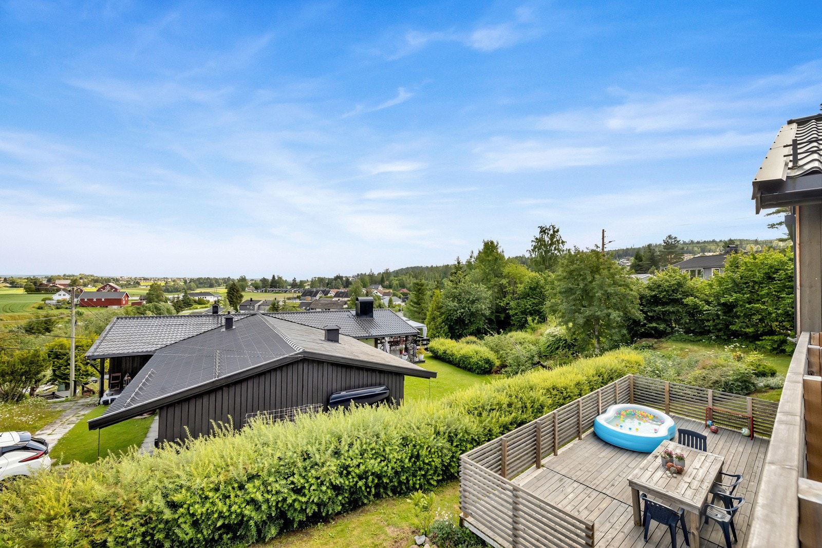 Det er langstrakt utsikt fra terrassen. Galleribilde