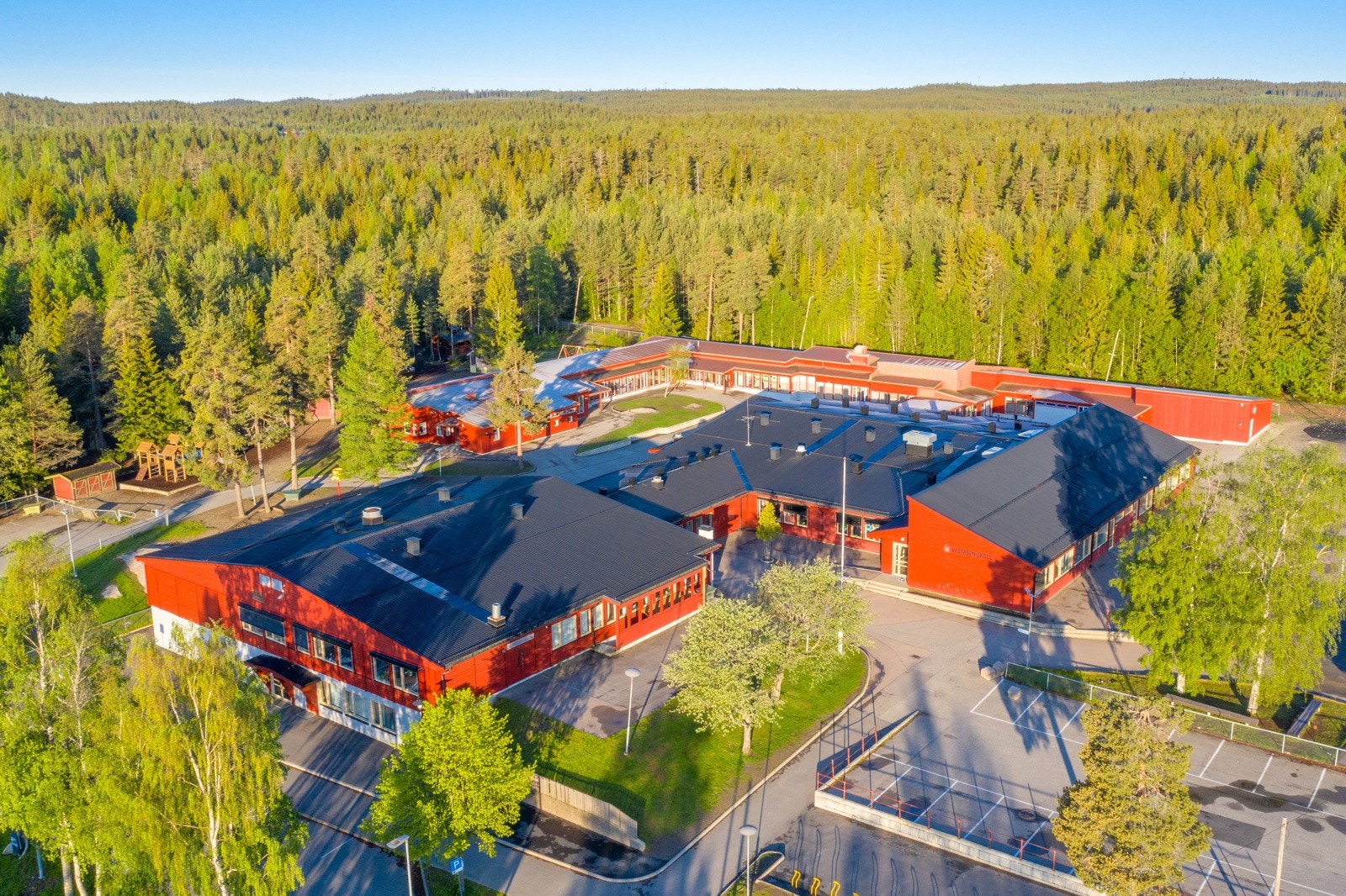 Veståsen skole ligger en rask kjøretur fra huset. Galleribilde