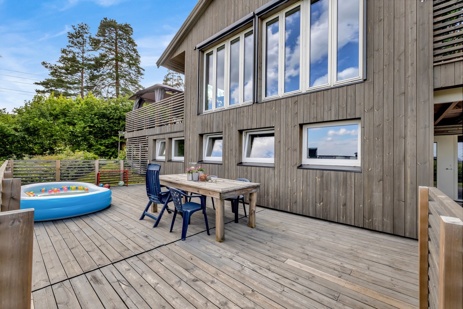 Stor og solrik markterrasse i tilknytning til utleiedelen. Galleribilde