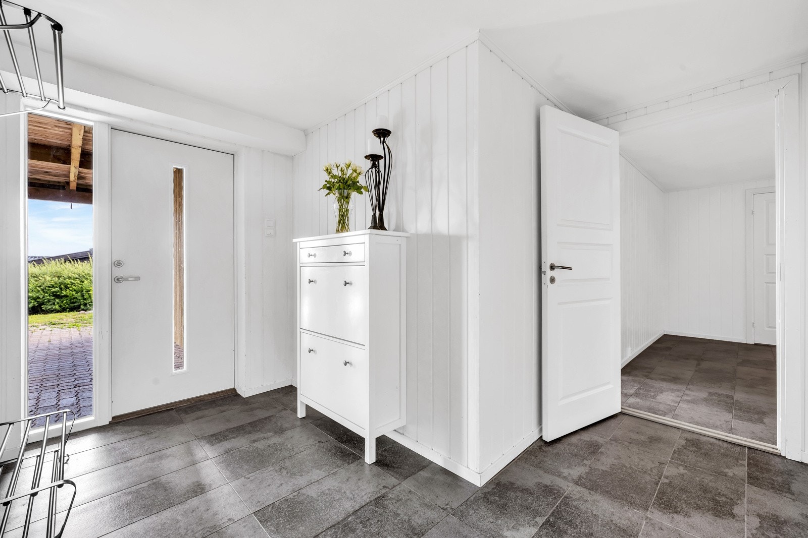 Egen inngang til utleiedelen nede. Lys og hyggelig entré med plass til garderobeskap. Galleribilde