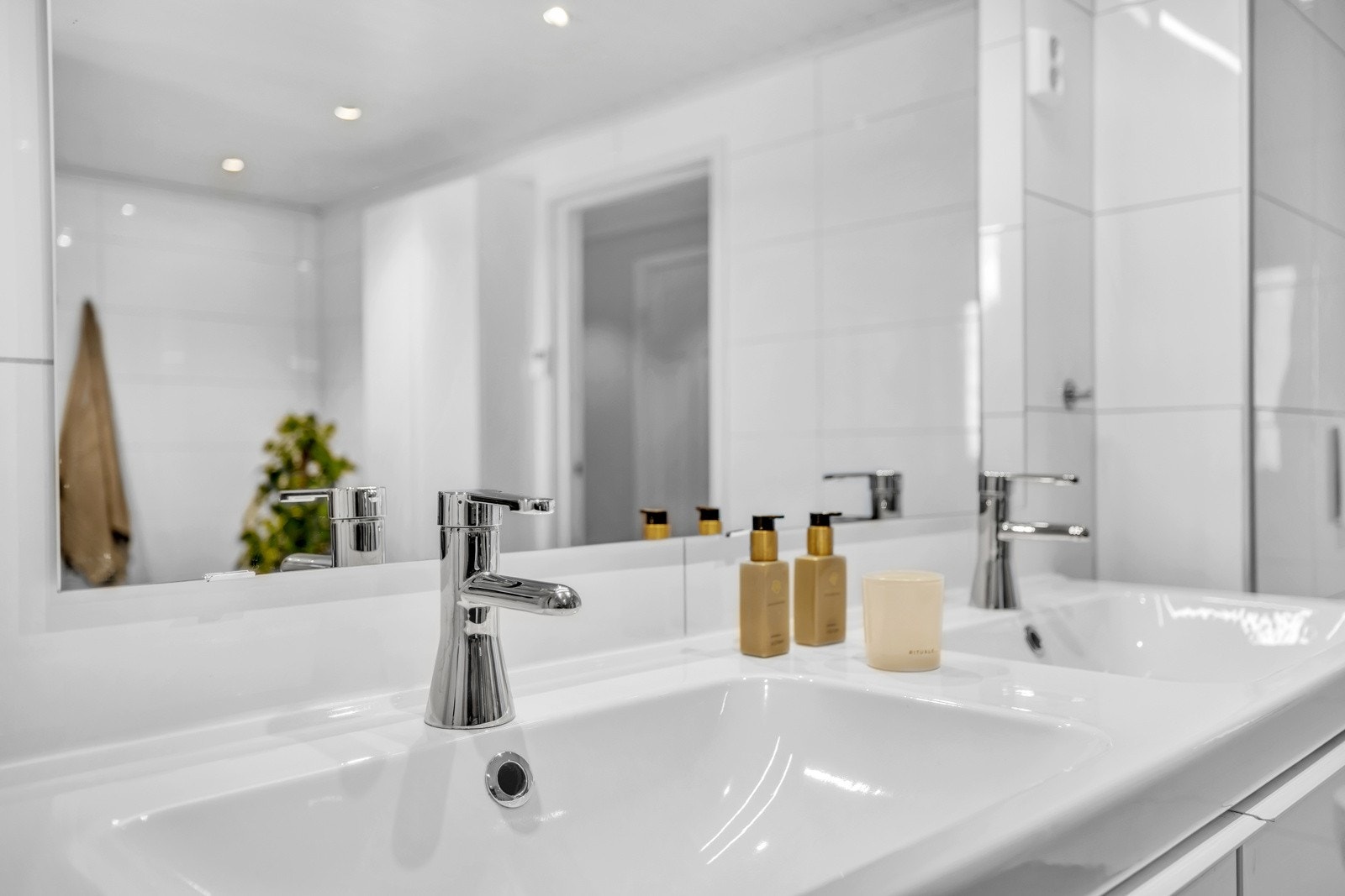 Praktisk med dobbelservant når man skal være flere på badet samtidig. Galleribilde