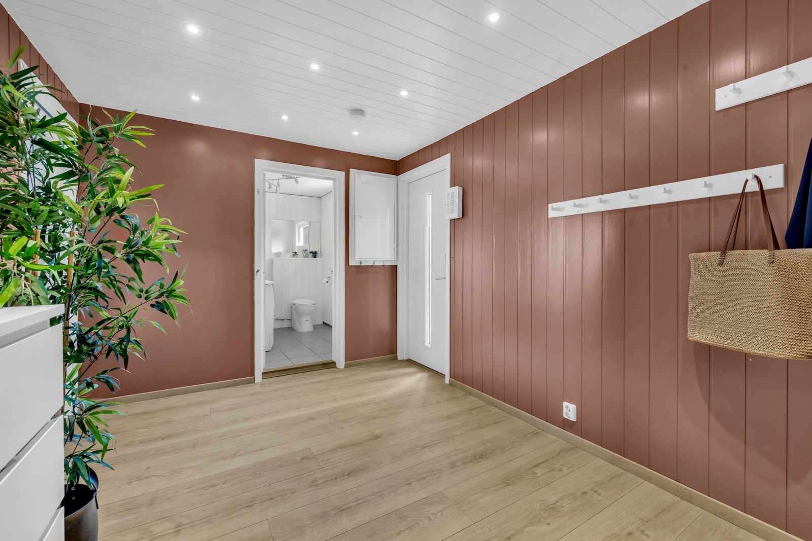 Stor og innbydende entré med god plass til familiens yttertøy. Galleribilde