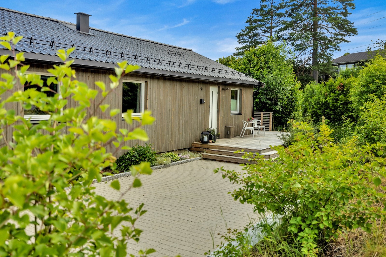 Hovedinngang på baksiden av huset. Utleiedelen har egen inngang nede. Galleribilde