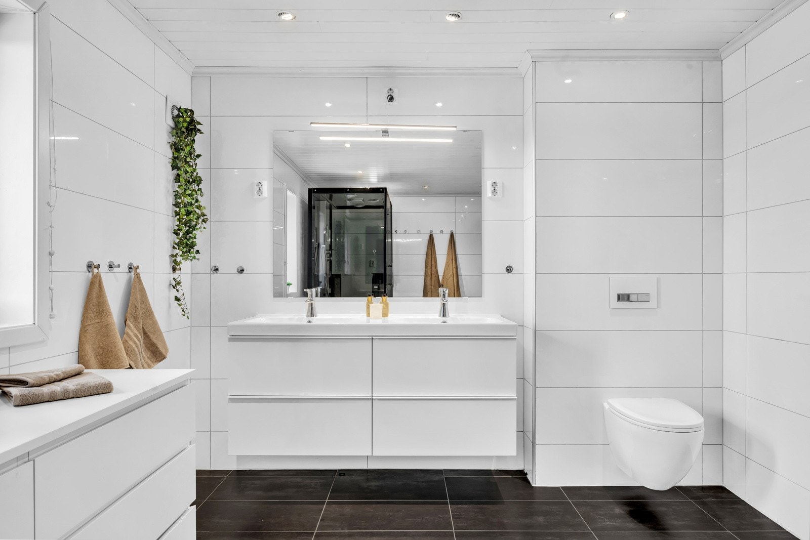Vegger og tak er dekket med fliser. Downlights i himlingen og vannbåren gulvvarme. Galleribilde