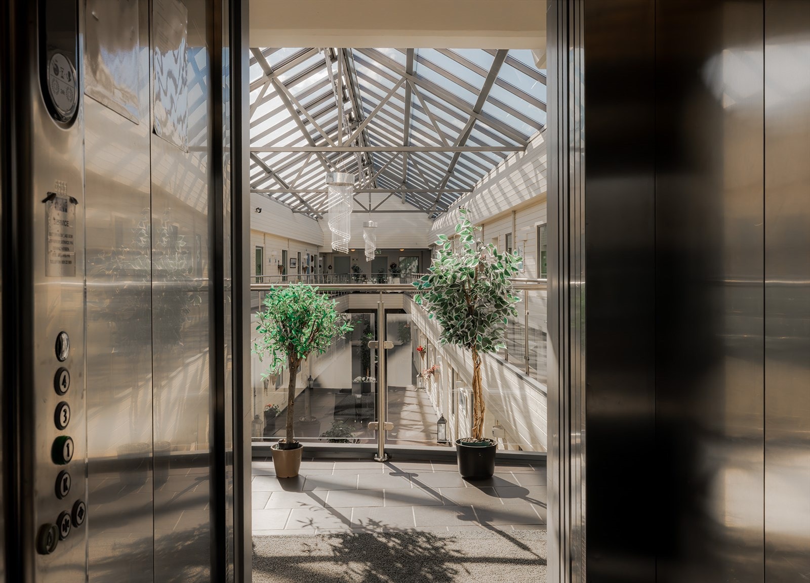 Adkomst til leiligheten via personheis eller via trapp. Inngangen til leiligheten sees rett frem Galleribilde