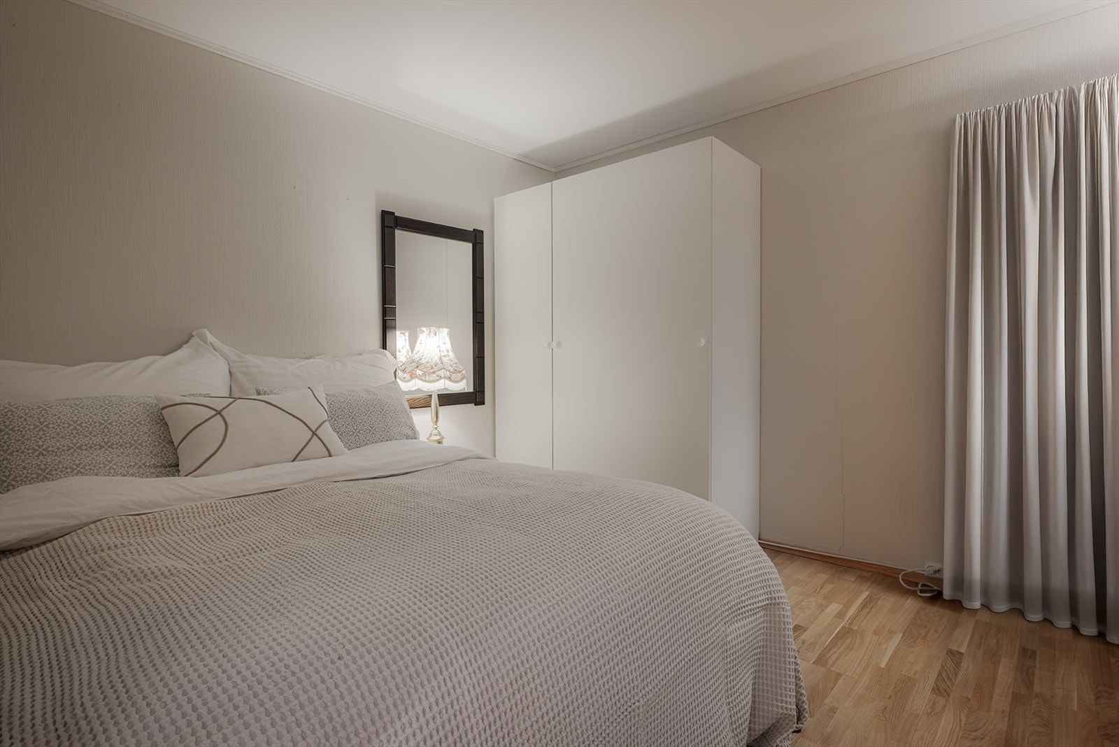 Leiligheten har 3 soverom, og inneholder i tillegg et romslig inngangsparti, bod m/sluk og opplegg for vaskemaskin samt et teknisk rom. Se planskisse Galleribilde