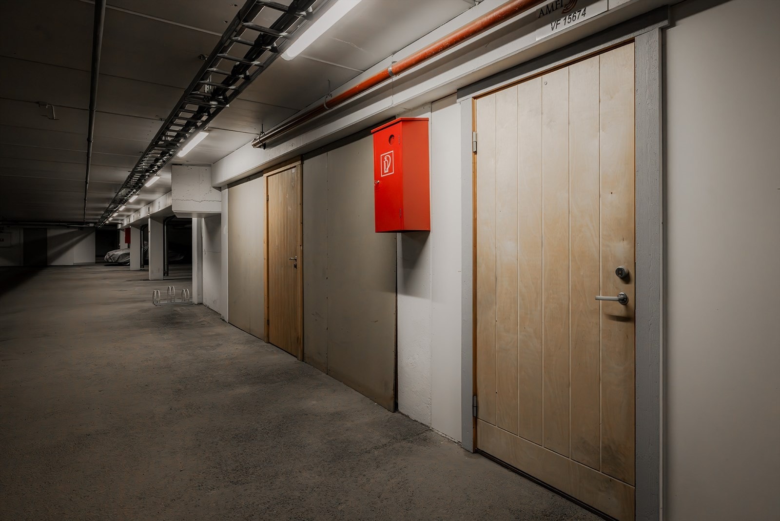 Dør til høyre til redskapsbod like ved parkeringsplassen Galleribilde