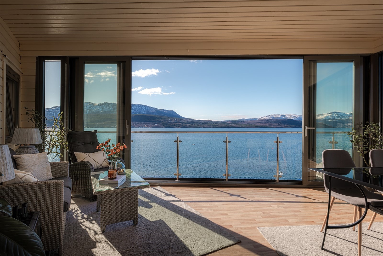 Balkongen ble innglasset i 2015. Gode lys og solforhold, og flott utsikt utover kaiområdet og utover fjorden Galleribilde