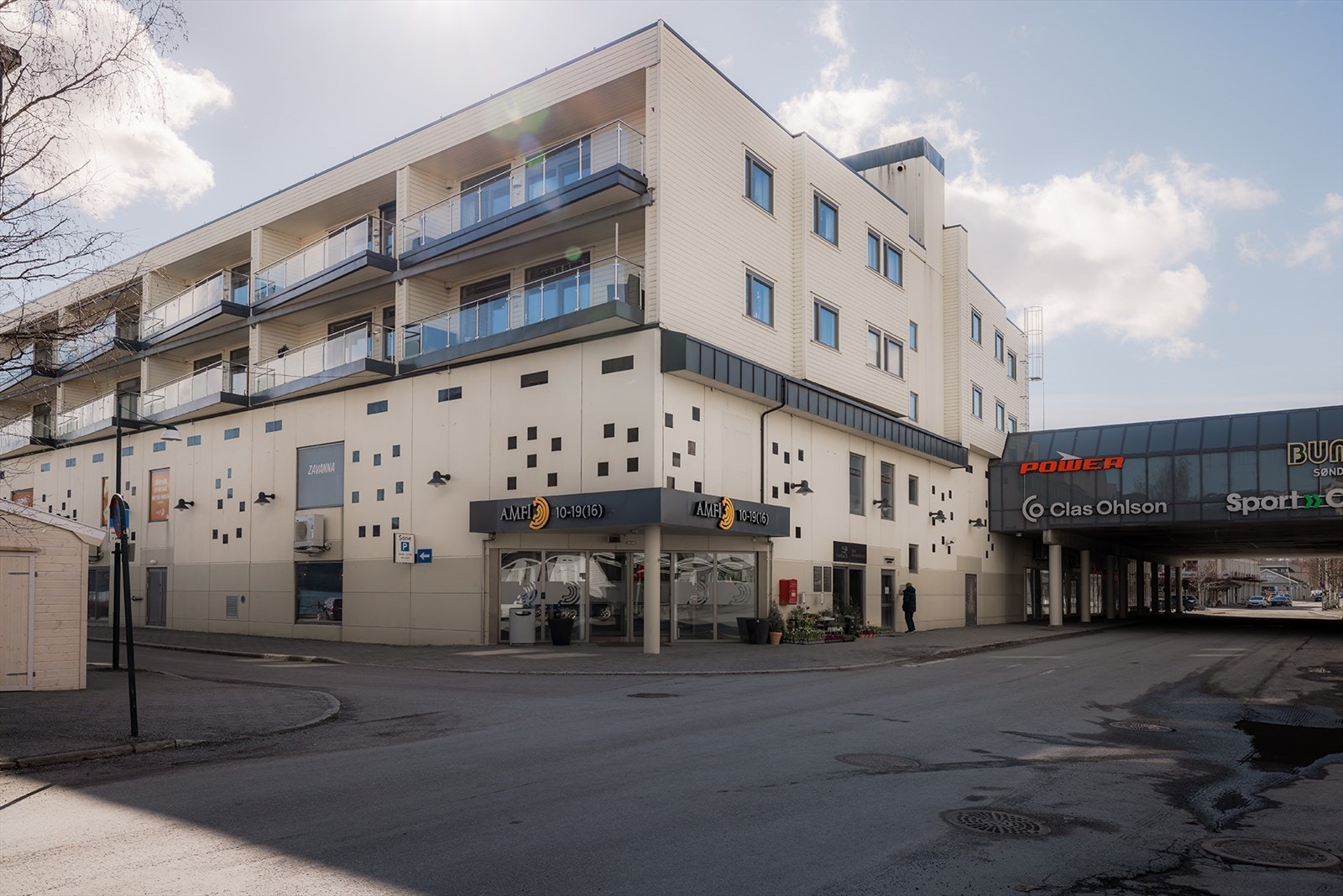 Inngangen ligger få skritt fra "alt" Galleribilde