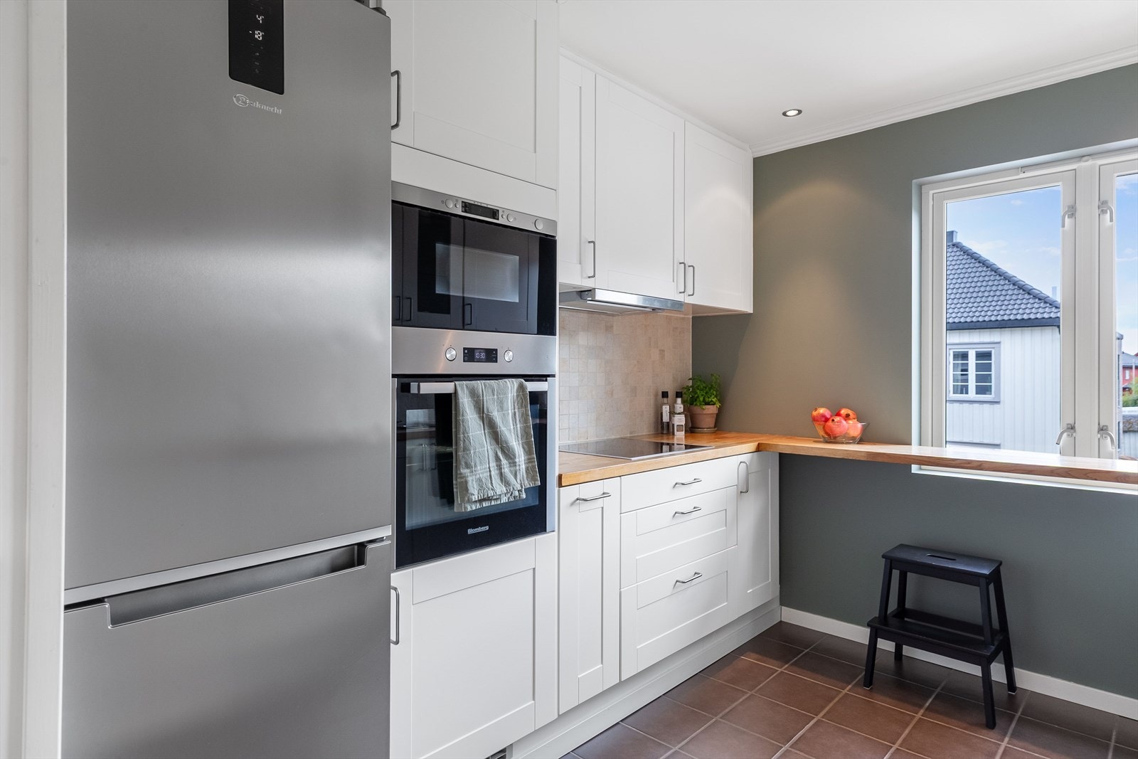 Kjøkkenet har innredning fra 2006 med lyse fronter i profilert utførelse. Integrerte hvitevarer som komfyr, mikrobølgeovn, koketopp og oppvaskmaskin. Galleribilde