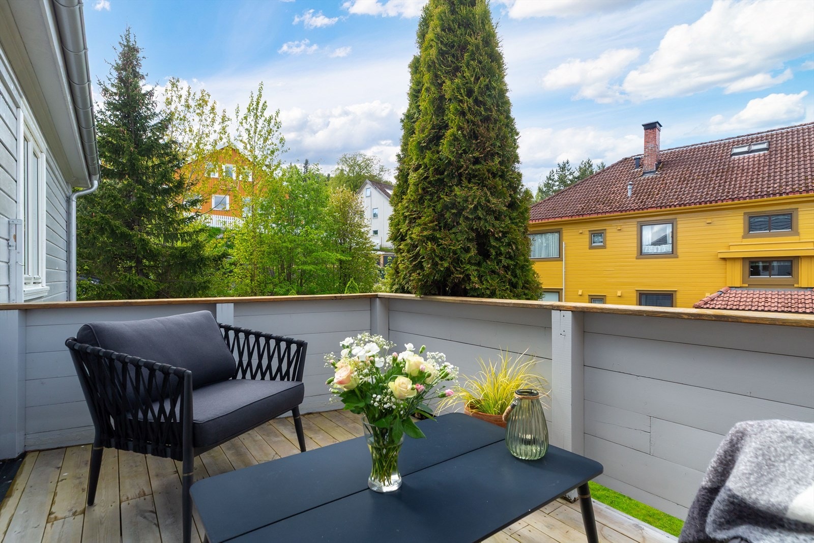 Balkongen har god plass til sittegruppe og balkongbord. Galleribilde