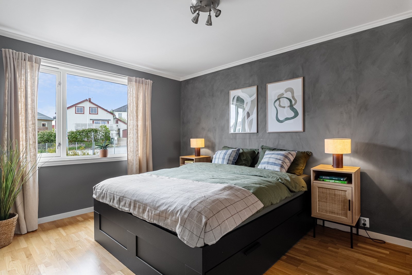 Stort hovedsoverom på ca. 13 kvm. Soverommet er stilrent innredet med mørk kalkgrå vegger og parkettbelagt gulv. Svært rolig og behagelig beliggende i enden av blindvei. Galleribilde