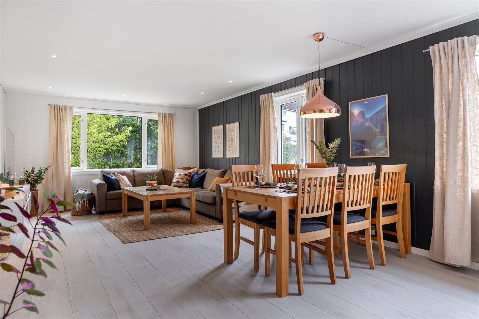 Svært behagelig stue som i kraft av sin størrelse gir godt med boltreplass og mulighet for spisestue. Galleribilde