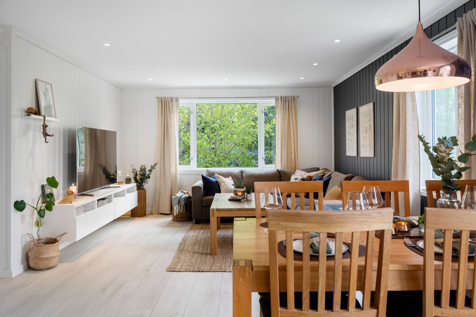 Stua har et areal på 38 kvm og godt med vindusflater som gir rikelig naturlig lys inn i rommet. Galleribilde