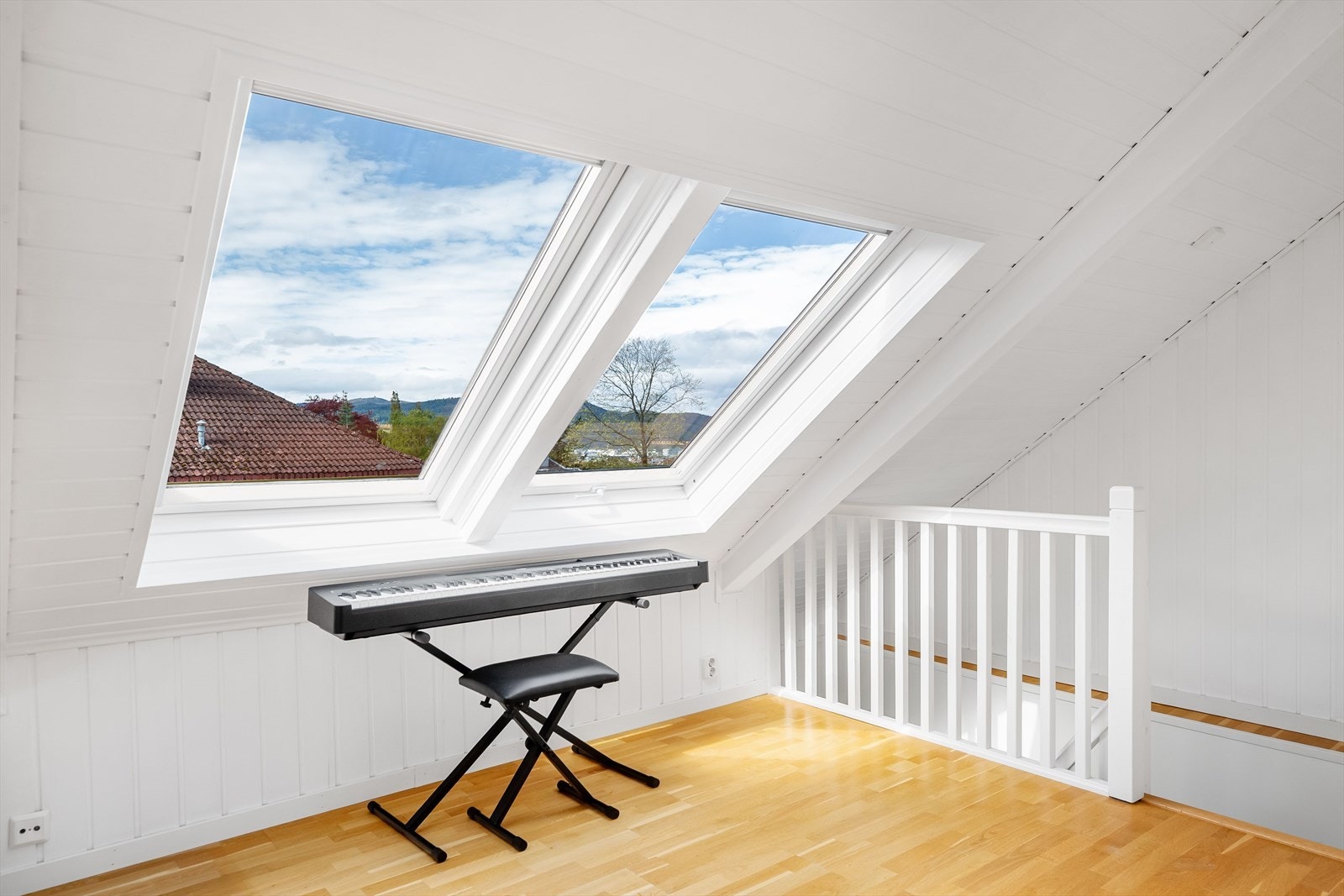 Takvinduene på loftet er satt inn i perioden 2006 - 2008 i følge tidligere eier. Galleribilde