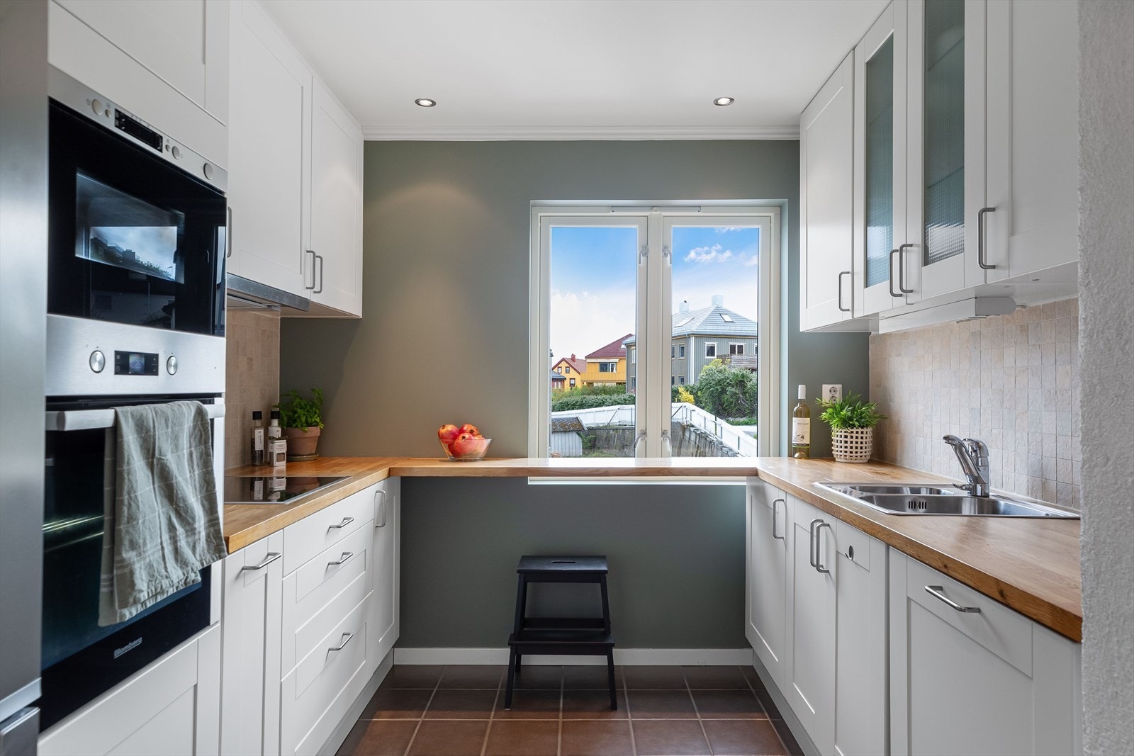 Flott og romslig kjøkken med innredning langs begge sidevegger, og bardisk som gir en hyggelig frokostplass ved kjøkkenvinduet. Galleribilde