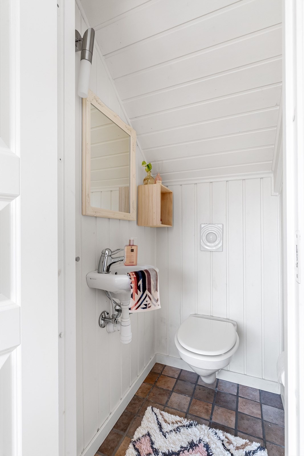 Svært praktisk med eget toalett med servant i loftsetasjen. Galleribilde