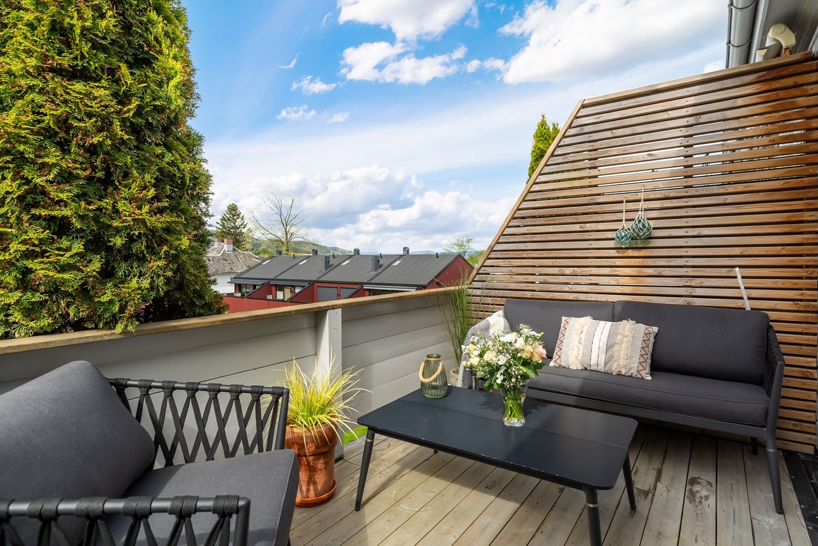 Balkongen er vestvendt. Dette gir solfylte ettermiddager og kvelder på balkongen, hvor man kan se nedover mot Lademoen og Fosenalpene i det fjerne. Galleribilde