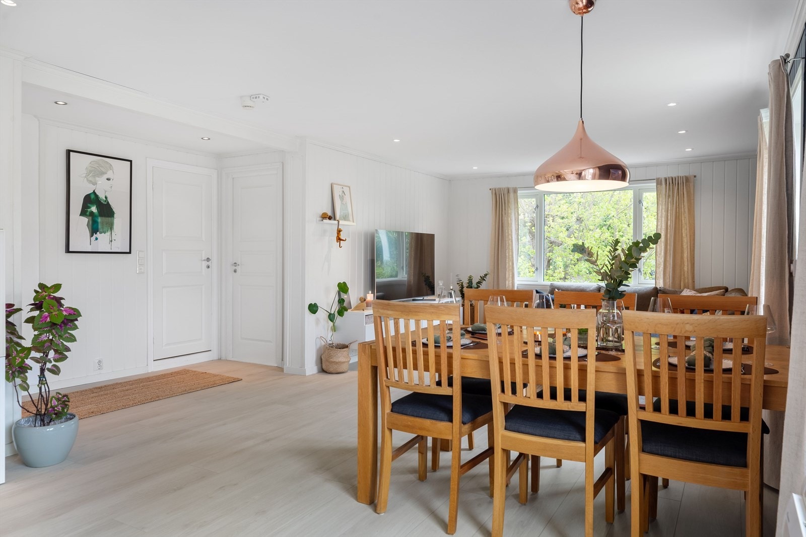 På stuen er det lagt 1-stavs laminatgulv. Galleribilde