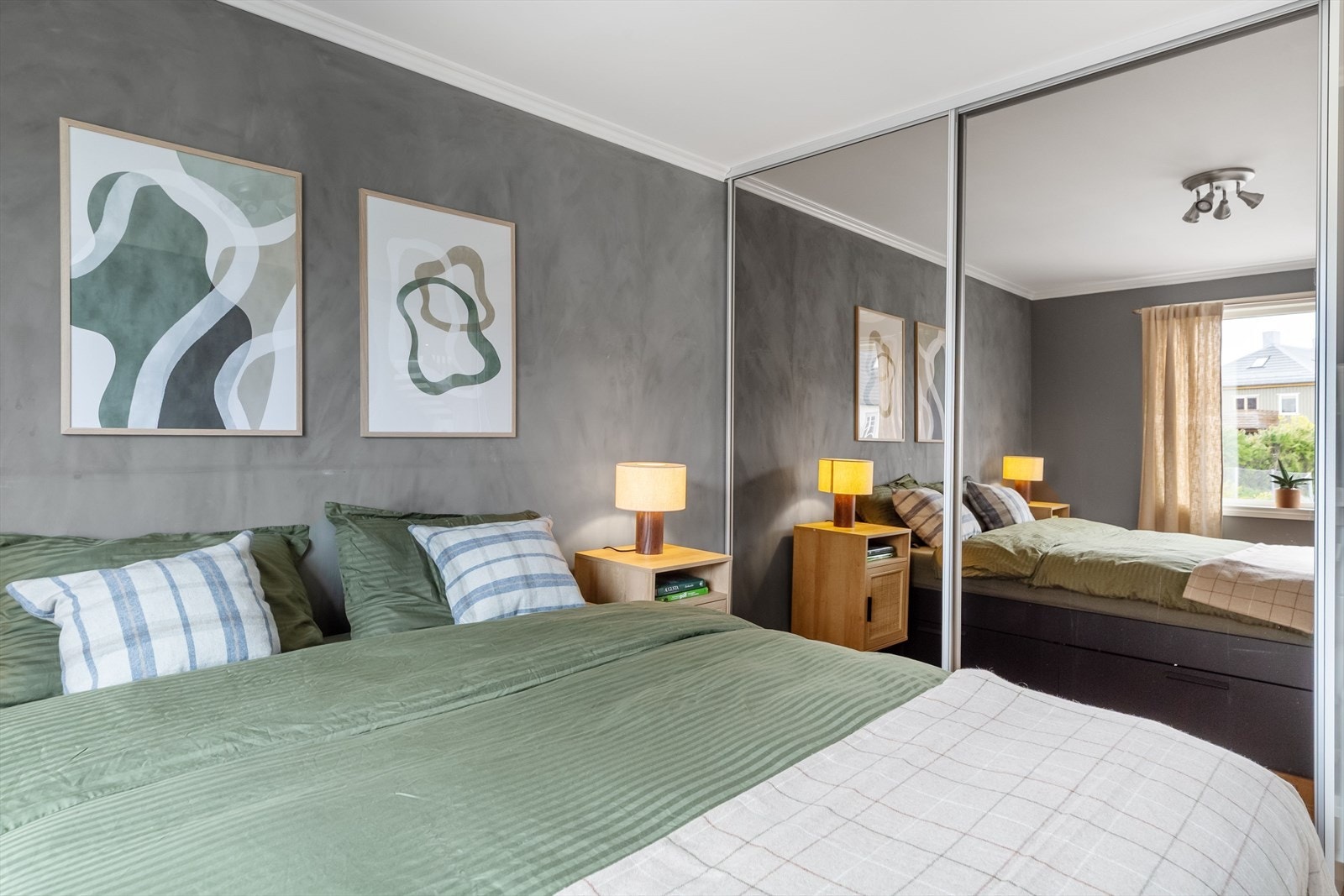 Soverommet inneholder en takhøy skyvedørsgarderobe med god lagringskapasitet. Galleribilde