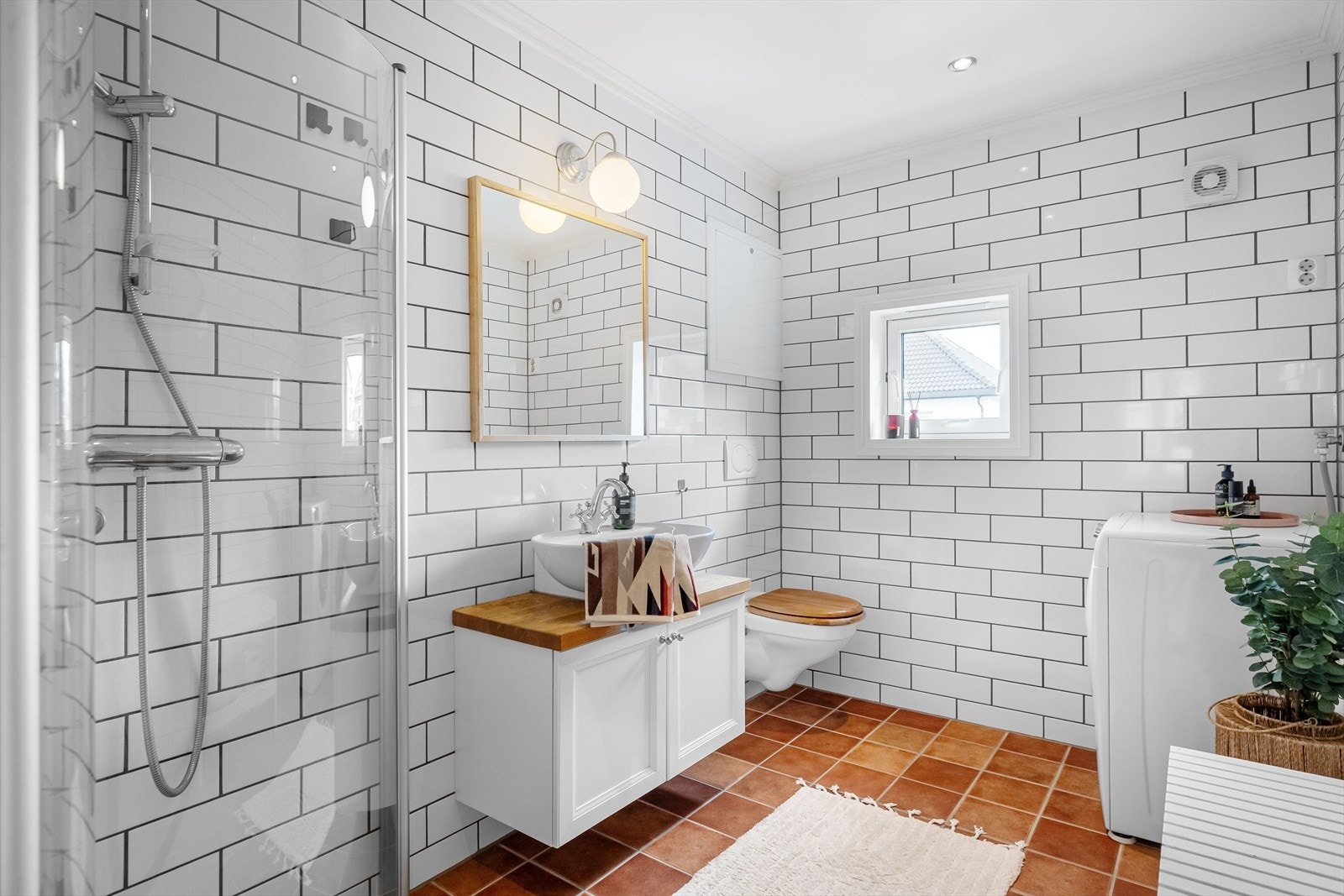 Lekkert bad fra 2006 i stilren utførelse med smakfulle flisvalg. Badet er utstyrt med dusjhjørne med innfellbare og plassbesparende dusjdører. Galleribilde