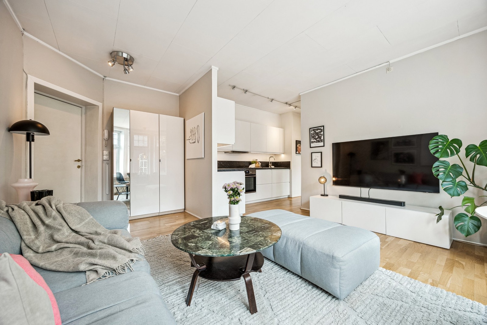 Felleskostnader inkluderer Kabel-tv/Bredbånd. Galleribilde