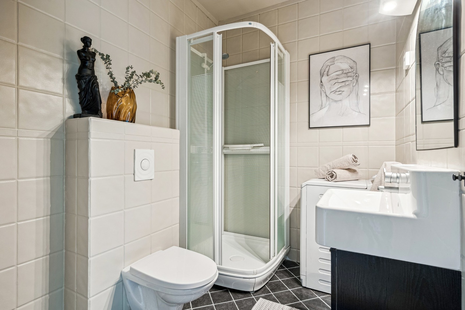 Badet er flislagt med behagelig gulvvarme. Flisene ble malt i 2025 i en moderne beige tone, som gir rommet et lyst og delikat uttrykk. Galleribilde