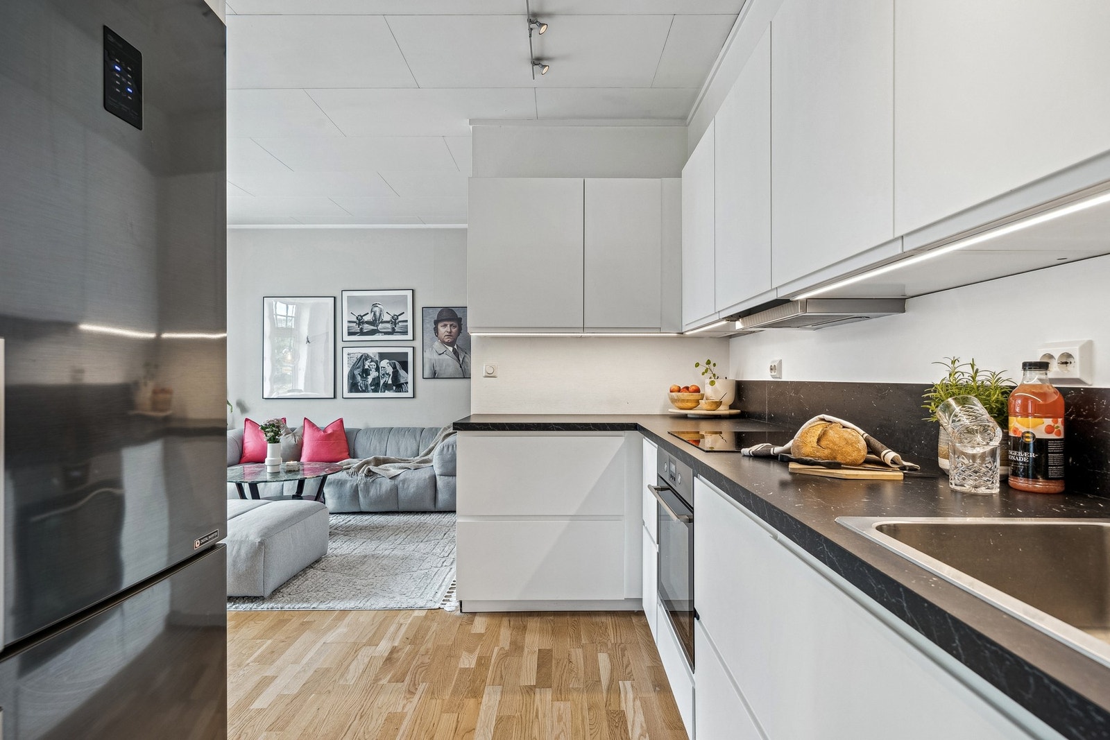 Leiligheten har en åpen og innbydende kjøkkenløsning, med kjøkkeninnredning fra 2018. Galleribilde