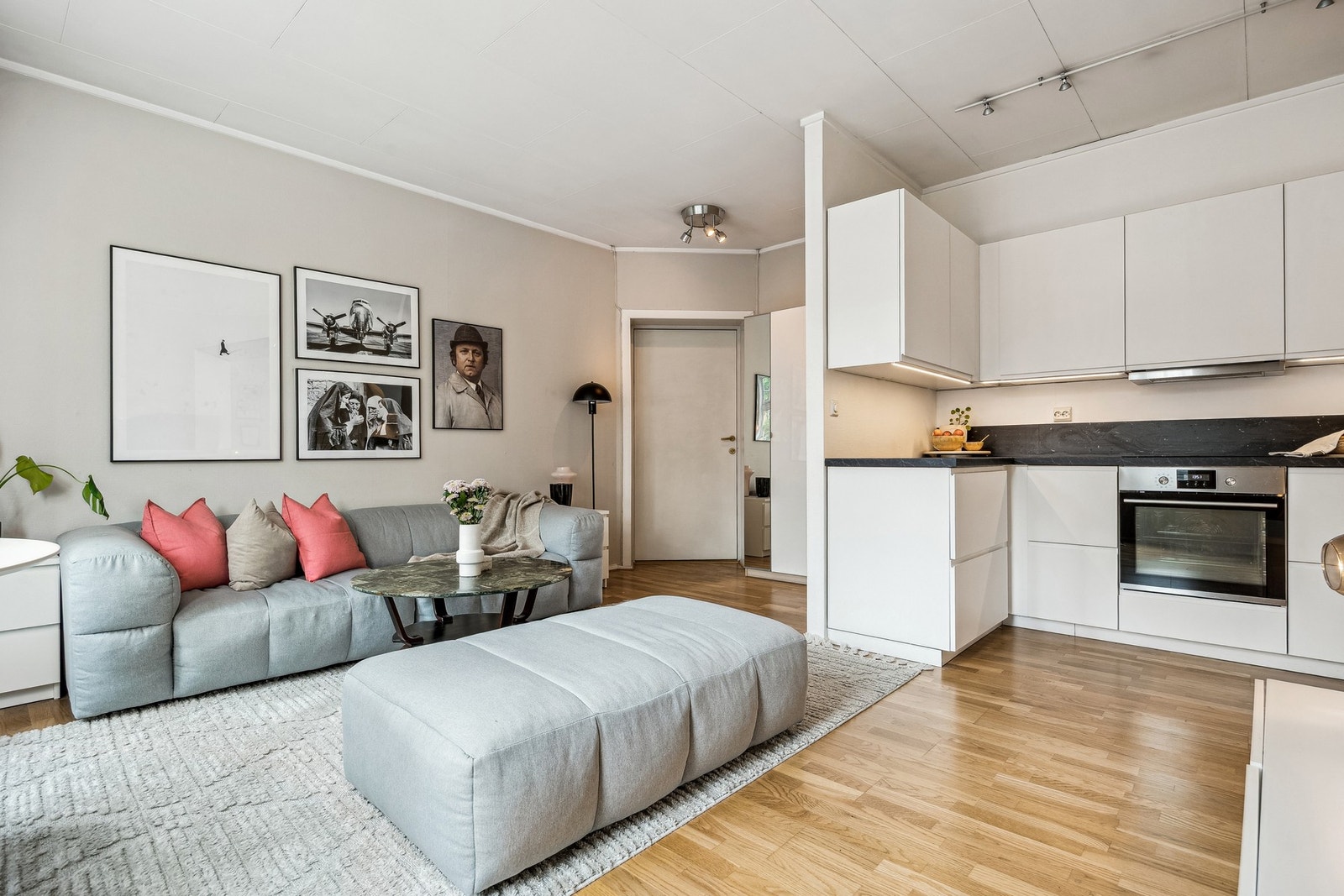 Rommene er funksjonelle, lettmøblerte og pent utformet, noe som gir deg som beboer en praktisk og trivelig hverdag i en moderne og tiltalende bolig. Galleribilde