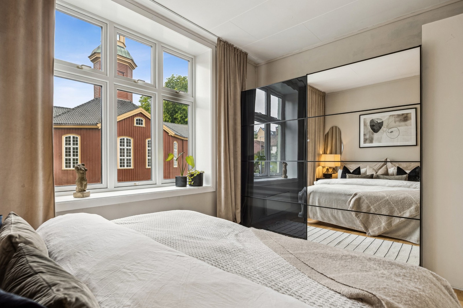 De store vinduene gir godt med naturlig lys, samtidig som rommet ligger skjermet og tilbaketrukket for en rolig atmosfære. Galleribilde