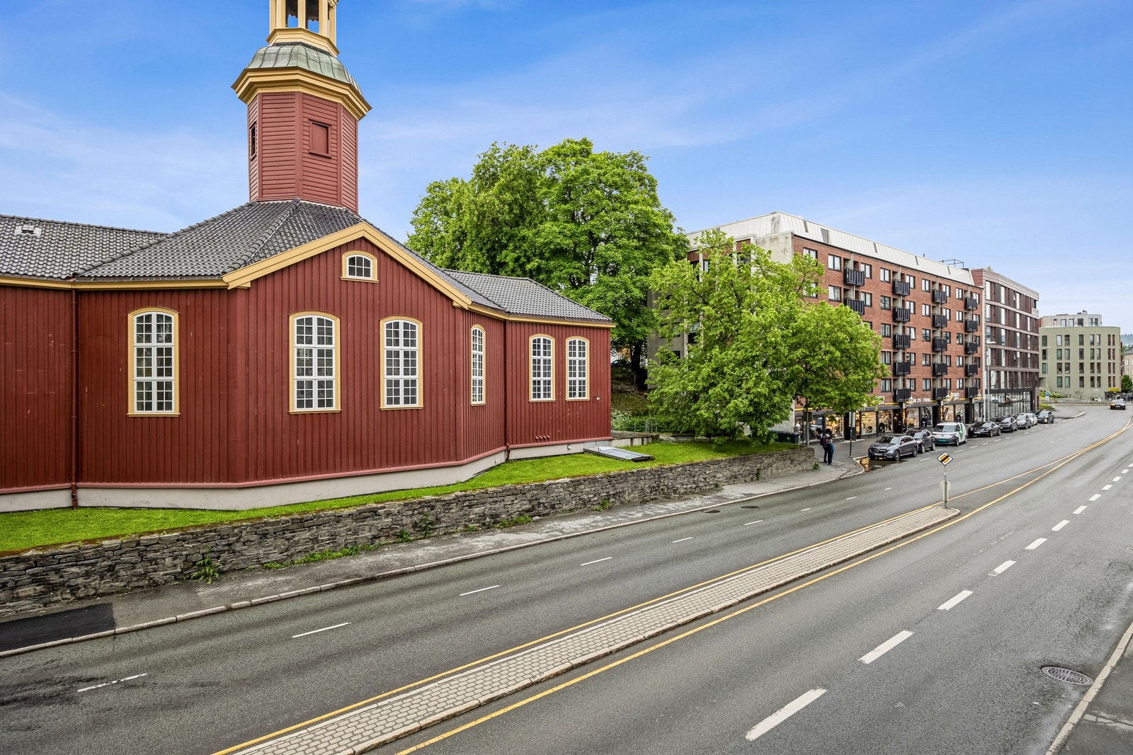 Her bor du i et livlig og sentralt bymiljø med kort vei til sentrum, studiesteder som NTNU og BI, samt et bredt utvalg av butikker, kafeer, restauranter og treningssentre. Galleribilde