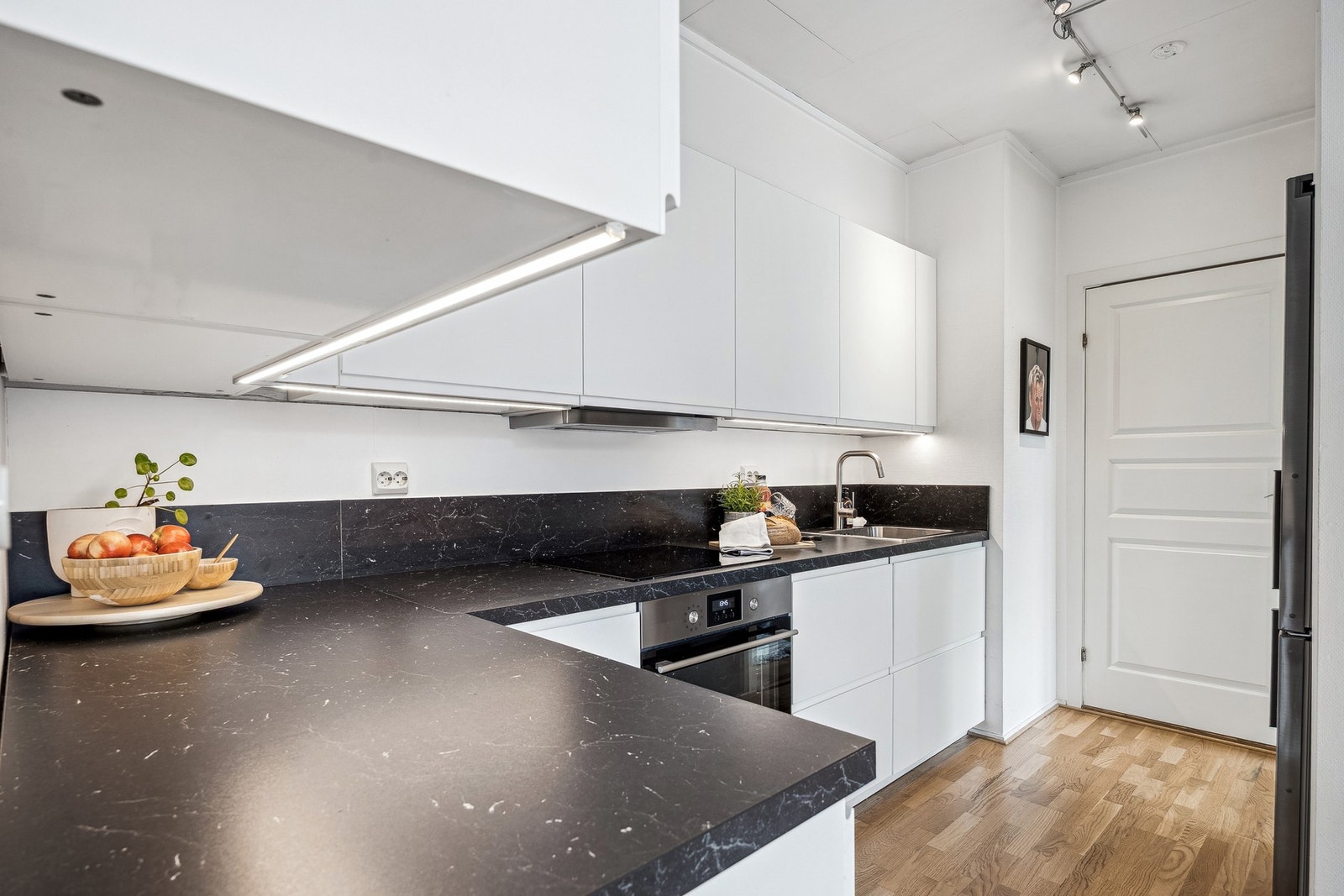 Videre er kjøkkenet utstyrt med integrert stekeovn, platetopp og oppvaskmaskin. Galleribilde