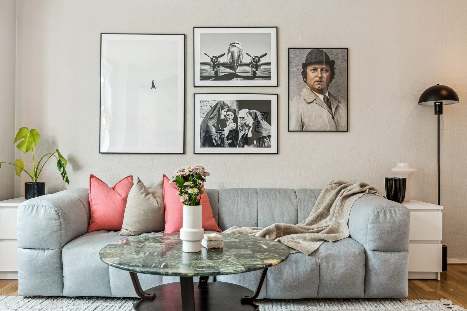 Leiligheten ligger i byggets 2. etasje, med enkel adkomst via felles oppgang med callinganlegg. Galleribilde