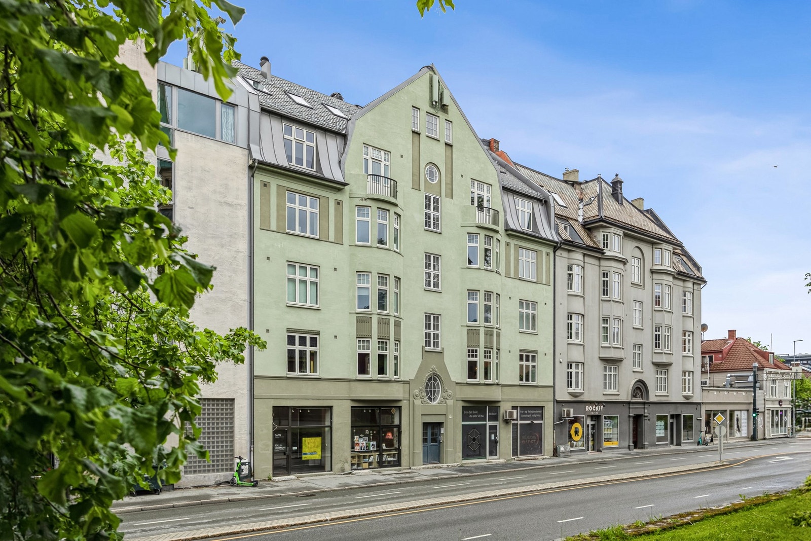 En lys og innbydende 2-roms andelsleilighet beliggende i et attraktivt område på Solsiden - midt i hjertet av Trondheim. Galleribilde