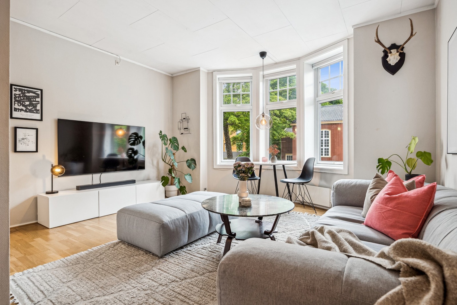 Boligen har en smart og arealeffektiv planløsning og inneholder entrè, stue, kjøkken, soverom og bad. Galleribilde