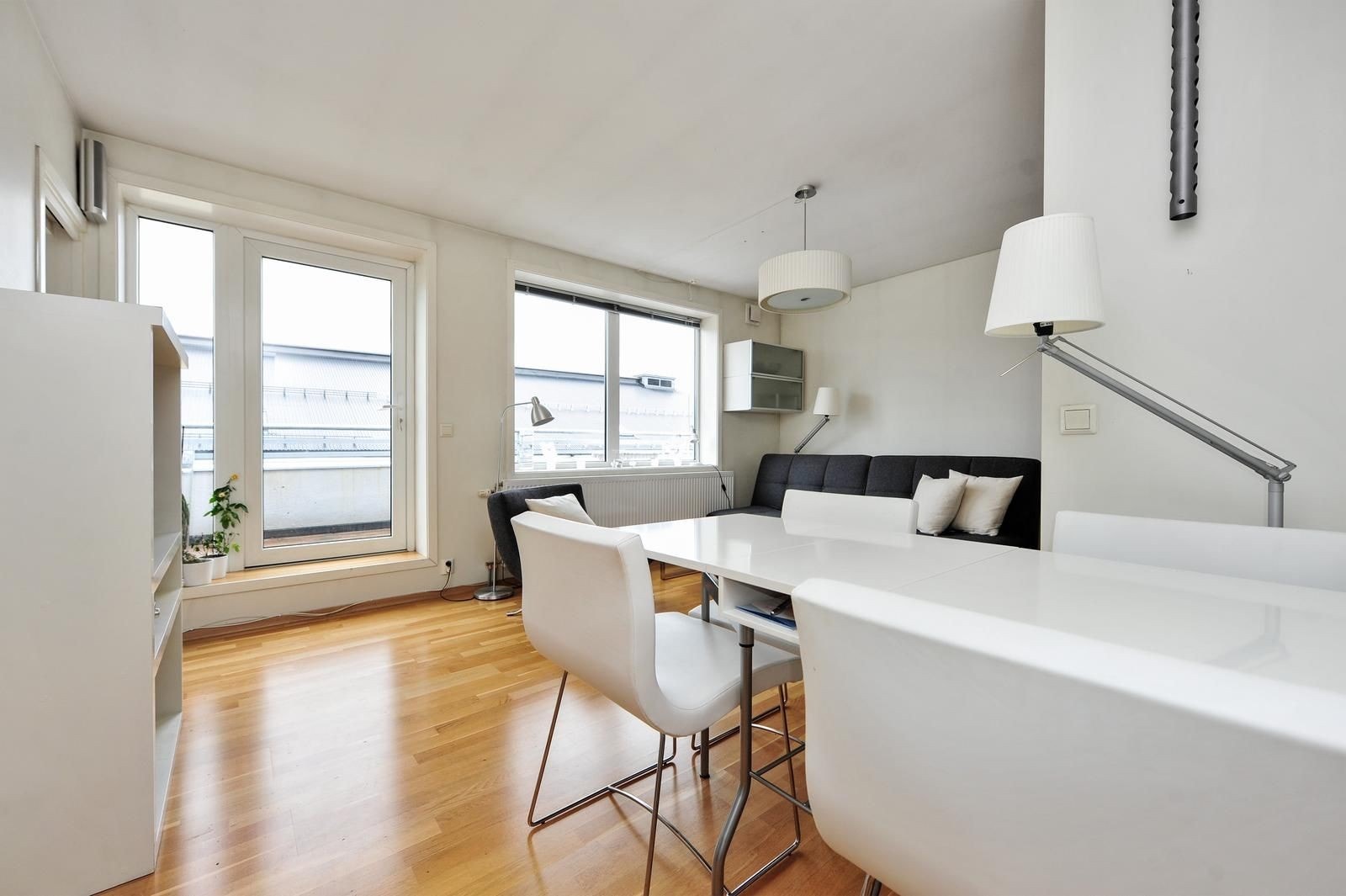 Stue med store vindusflater og utgang til terrasse. Galleribilde